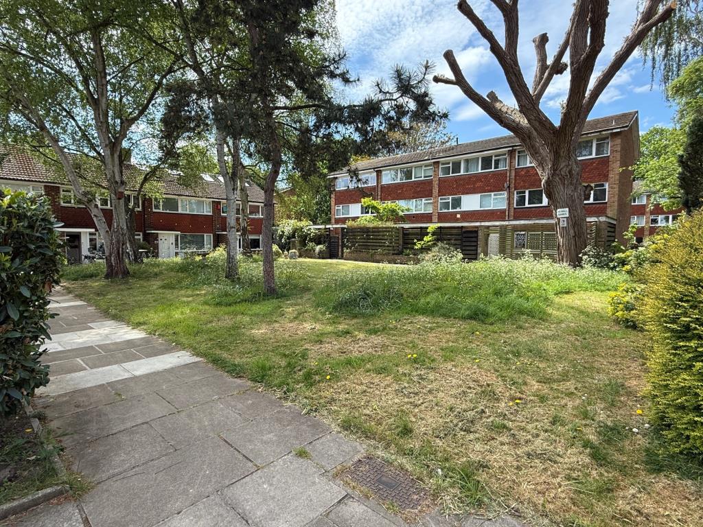Lot: 62 - FREEHOLD PARCEL OF LAND - Rectangular parcel of land and trees on Kingfisher Drive